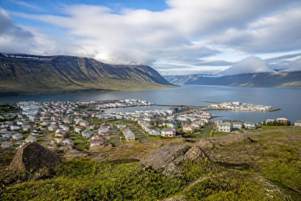 découvrez isafjordur en islande avec notre guide complet : carte détaillée, météo actuelle et conseils pratiques pour organiser parfaitement votre visite.