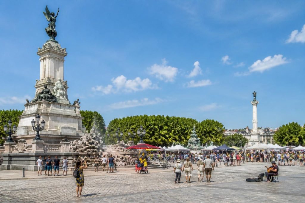 découvrez l'histoire fascinante de l'esplanade des quinconces à bordeaux et consultez son programme actuel d'événements culturels et animations.