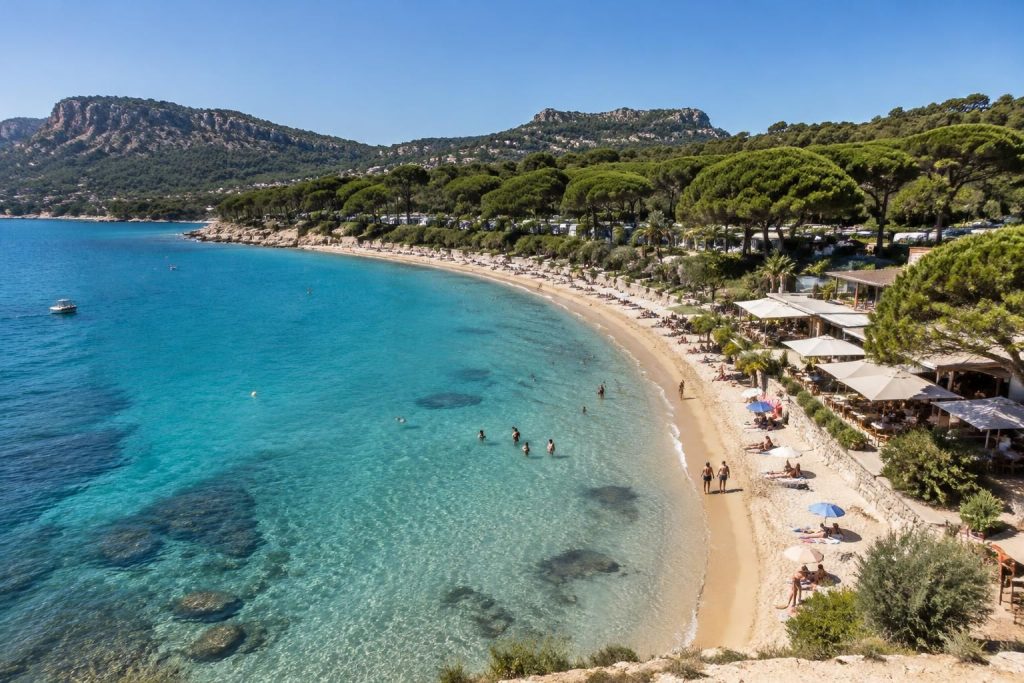 découvrez les lecques à saint-cyr : plages ensoleillées, restaurants de bord de mer et campings incontournables pour des vacances en méditerranée.